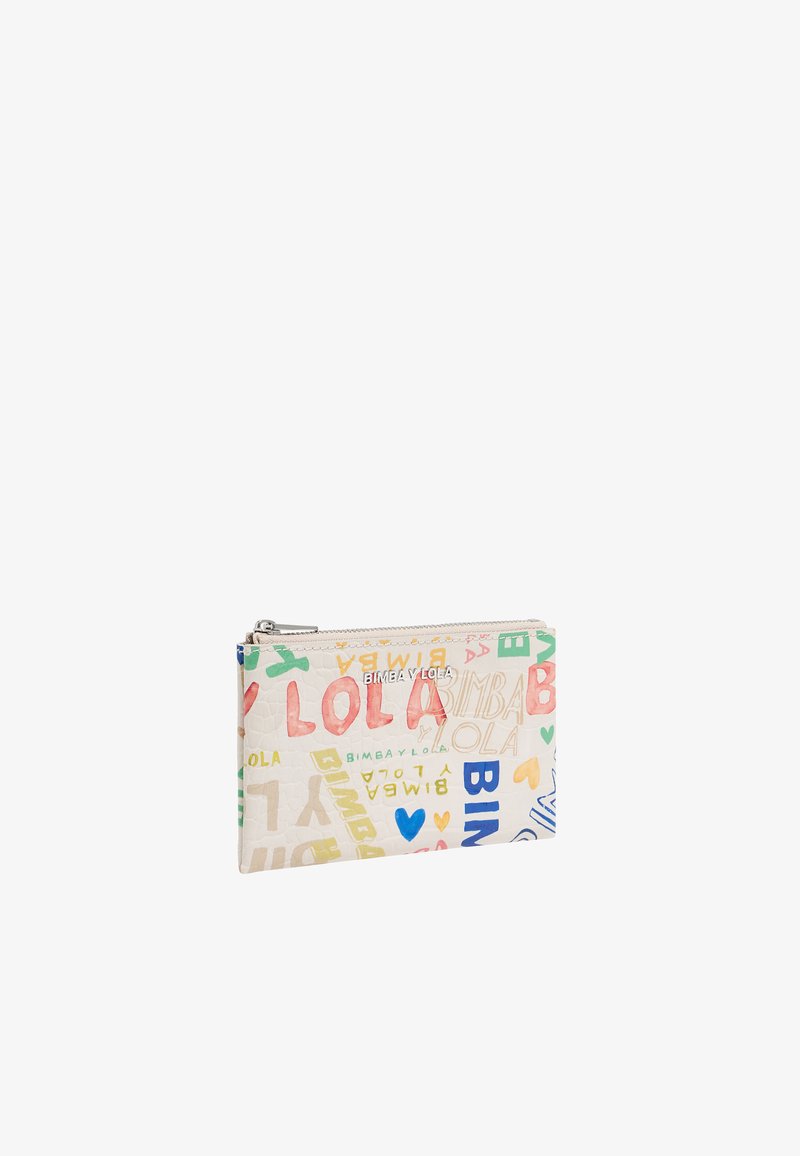 Ādas maciņš ar daudzkrāsainu tekstu un simbolu druku. Taisnstūra formas, ar rāvējslēdzēja aizdari un sudraba krāsas aksesuāru.