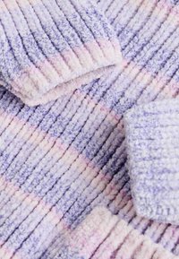 Tissu texturé dans des teintes pastel de violet et de rose, présentant des nervures verticales et une texture douce et duveteuse avec des transitions de couleur distinctes.