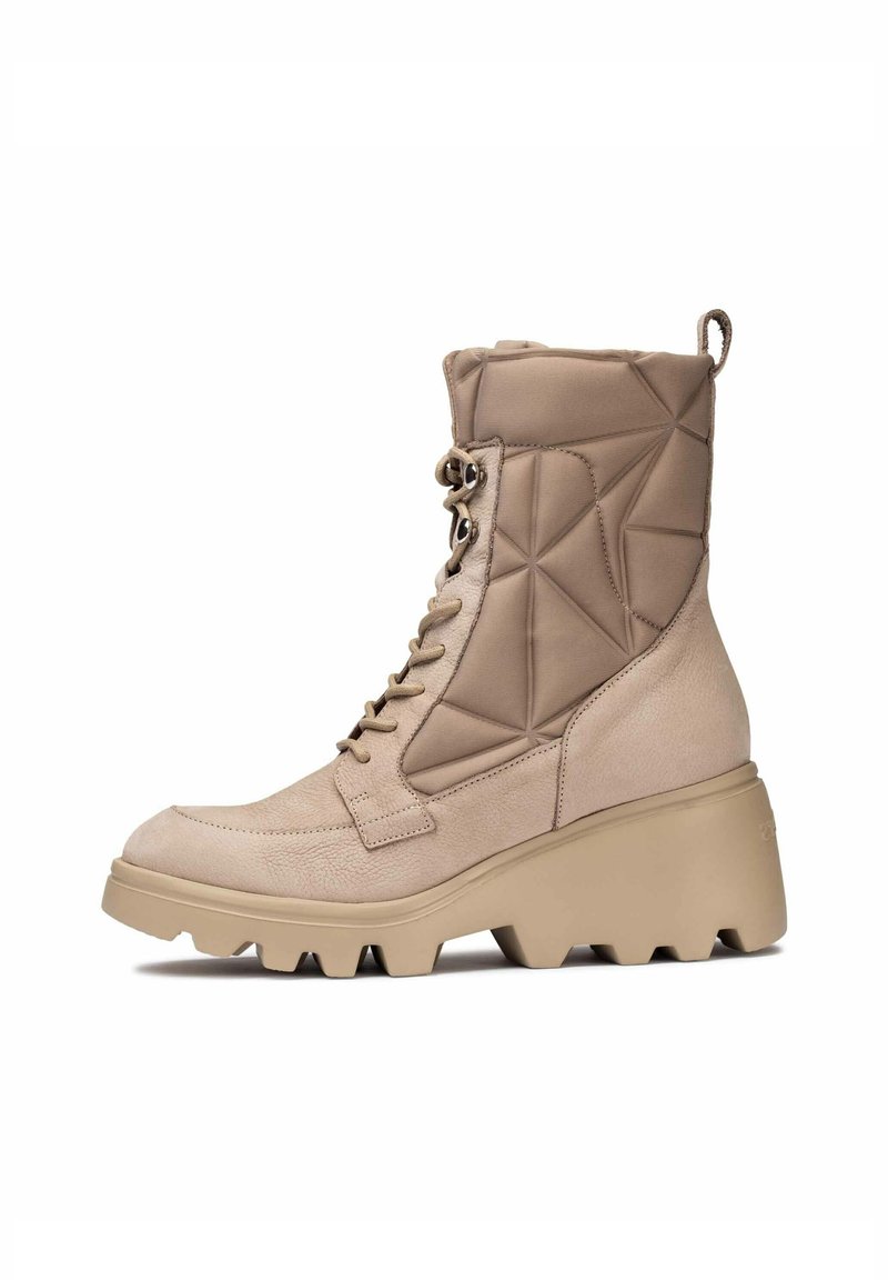 Botas de tobillo beige con parte superior acolchada, cordones planos y suela de plataforma gruesa con surcos pronunciados. Cuero y tejido texturizado.