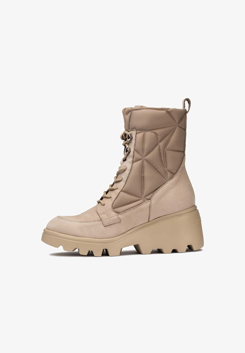 Botas de tobillo beige con parte superior acolchada, cordones planos y suela de plataforma gruesa con surcos pronunciados. Cuero y tejido texturizado.