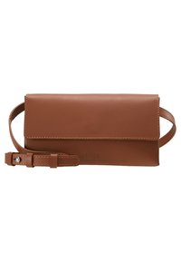 Ruskea nahkainen clutch-laukku, jossa on suorakulmainen muoto, läppä suljenta ja irrotettava rannekkeellinen hihna. Ominaisuuksiin kuuluu näkyvä ompelu ja minimimaalinen koristelu.