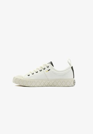 Baskets en toile blanche à bout rond, œillets noirs et semelle en caoutchouc avec un motif en losanges texturé. Accentuées par un détail jaune.