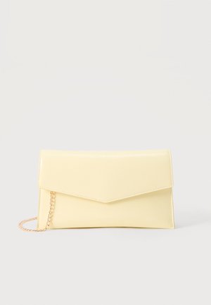 Lysegul rektangulær clutch-taske med en spids klap og guldkæde-rem på en neutral baggrund.
