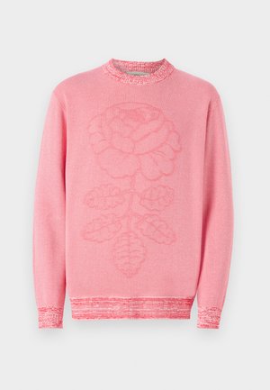 Ružičasti pleteni pulover s teksturiranim dizajnom ruže sprijeda. Ima rebrasti ovratnik i manžete te suptilan uzorak na rubu.