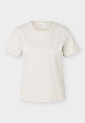 Κοντομάνικο, εκρού βαμβακερό T-shirt με στρογγυλή λαιμόκοψη και διακριτικό λογότυπο της μάρκας στο αριστερό στήθος.