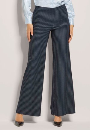 Marineblau gestreifte Hose im weit geschnittenen Design. Der Stoff ist glatt und hat eine weiche Textur. Sie verfügt über eine hohe Taille und ist bodenlang.
