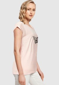 Merchcode IT´S YOUR TIME TO BLOOM EXTENDED SHOULDE - T-shirts med print - pink