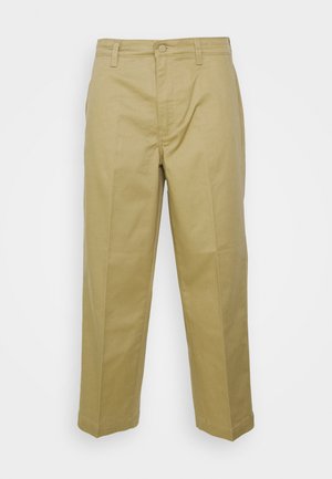 Khaki chinos med flad front, lige ben design, knaplukning og sidelommer. Lavet af et glat, holdbart bomuldsblandingsmateriale.