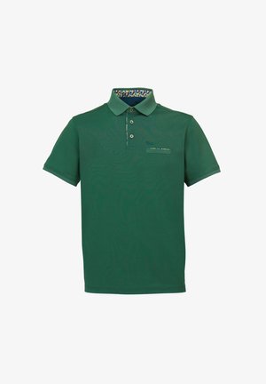 Zelené tričko typu polo s golierikom, tromi gombíkmi a malým náprsným vreckom. Vnútorný golier má farebný geometrický vzor.