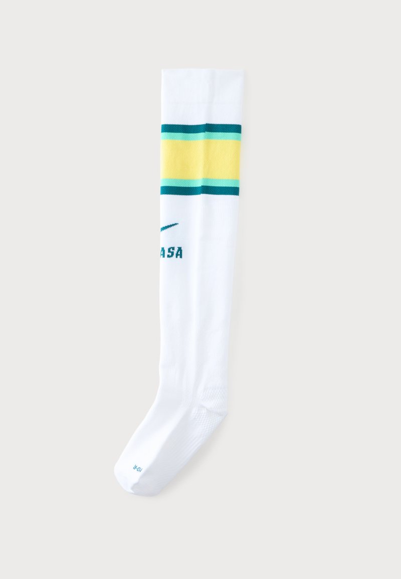 Chaussette blanche montante unique avec des rayures jaunes et vertes près du haut et un texte vert partiel sur le côté.