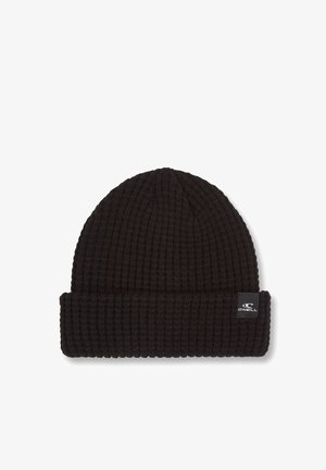 Zwarte gebreide beanie met een geribde structuur, voorzien van een omgevouwen manchet en een klein wit logo-etiket aan de zijkant.