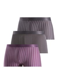 Tres pares de bóxers para hombre en diferentes tonos de gris y púrpura. Incluyen un cinturón suave con el logotipo de la marca y rayas verticales.