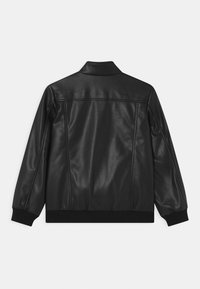 Zwarte leren jas met een gladde textuur, een geribbelde zoom en kraag, met subtiele stikdetails langs de schouders en rug.
