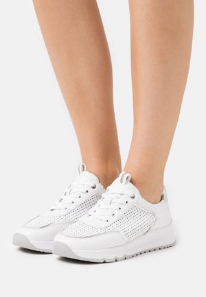 Trainers - white