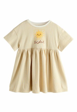 Gelb-weiß gestreiftes Kleid mit kurzen Ärmeln, geraffter Taille und einem lächelnden Sonnenmotiv über dem Wort „le soleil“ auf der Brust.