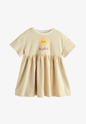 Geel-wit gestreepte jurk met korte mouwen, een geplooide taille en een grafische afbeelding van een glimlachende zon boven het woord "le soleil" op de borst.