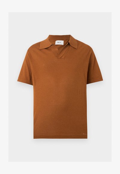 Polo marron à manches courtes avec col ouvert, texture douce du tissu et étiquette à l’intérieur de l’encolure sur un fond uni.