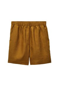 Shorts de couleur moutarde en lin doux, avec une taille élastique et des poches latérales, présentant une coupe simple et ajustée.