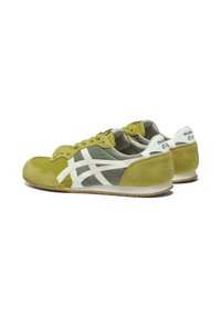 Sneakers in suede verde e grigio con accenti bianchi, caratterizzati da un design a basse, materiali testurizzati e suola in gomma.