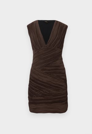 Braunes, strukturiertes Kleid mit tiefem V-Ausschnitt und kurzen, strukturierten Ärmeln. Verfügt über ein gerafftes Design mit diagonalen Falten über das gesamte Kleid.