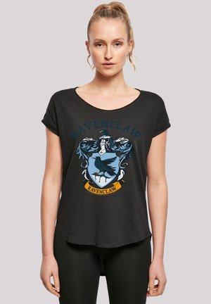 Svart bomull T-skjorte med rund halsåpning og oppbrettede ermer, med et blått og sølvfarget Ravenclaw-våpenskjolddesign på fronten.