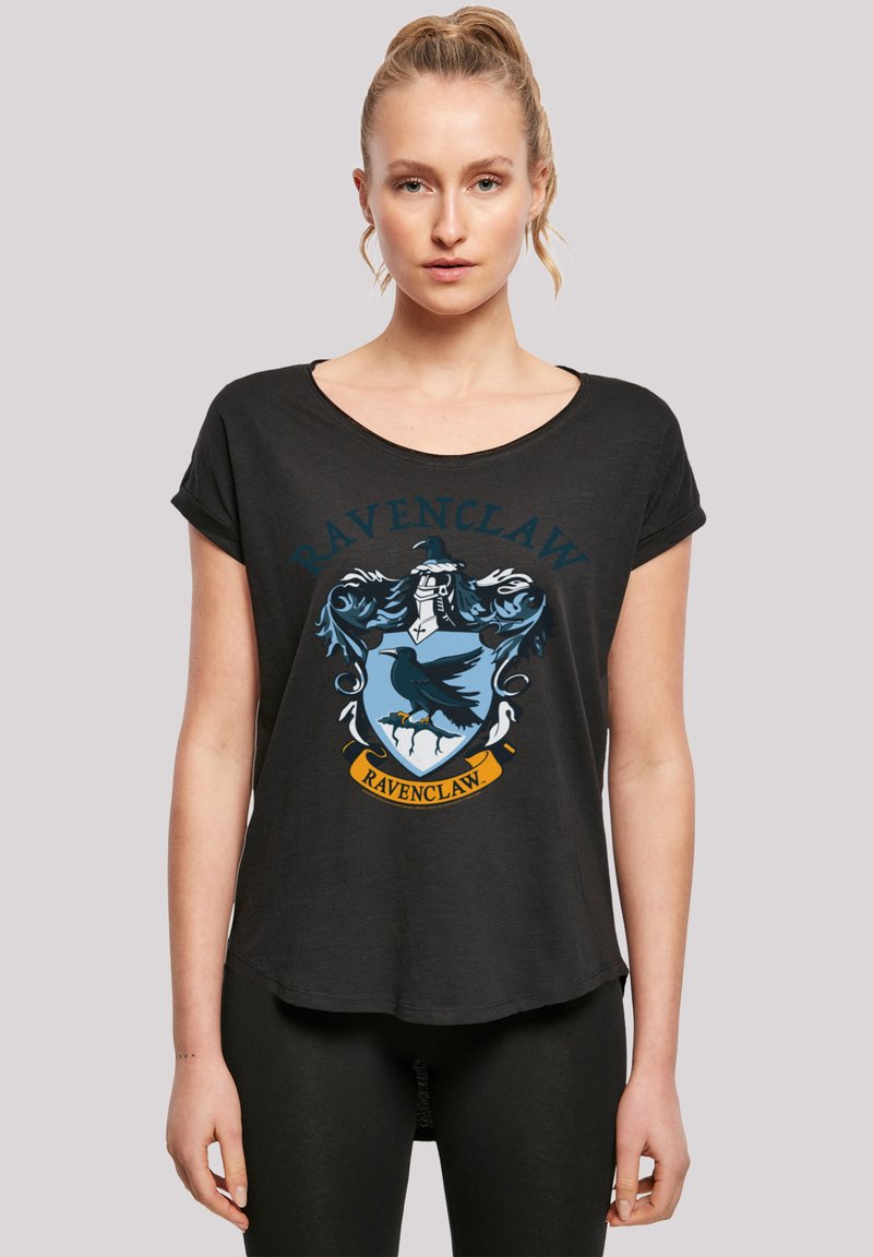 Svart bomull T-skjorte med rund halsåpning og oppbrettede ermer, med et blått og sølvfarget Ravenclaw-våpenskjolddesign på fronten.