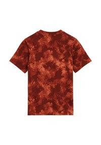 Koszulka z krótkim rękawem w głębokim czerwonym kolorze, z wzorem tie-dye w wirujących odcieniach jaśniejszej czerwieni. Wykonana z miękkiej bawełny.