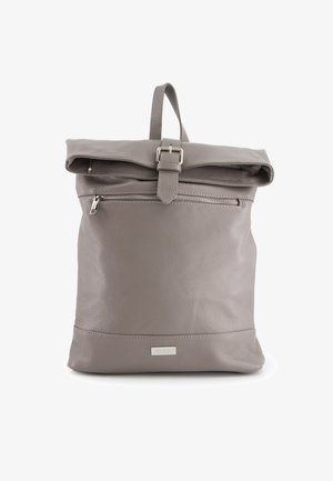 Sac à dos en cuir gris avec une fermeture enroulable, une bandoulière réglable, une poche zippée à l'avant et une étiquette de logo discrète. La texture ajoutée apporte un intérêt visuel.