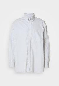 Camisa de botón con cuello, rayas verticales en azul claro y blanco, mangas largas y un bolsillo en el pecho. Material de algodón.