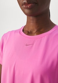 Nike Performance ONE CLASSIC  - T-skjorte til trening - playful pink