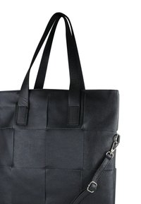 Zwarte leren draagtas met een gestructureerd oppervlak, met een geweven ontwerp, dubbele handvatten en een afneembare schouderriem.