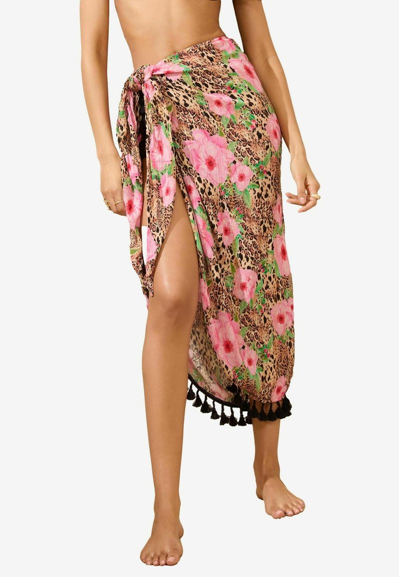 Blommigt och leopardmönstrat sarong, med rosa blommor på en beige bakgrund, dekorerad med svarta fransar, knuten i midjan, lättviktsmaterial.