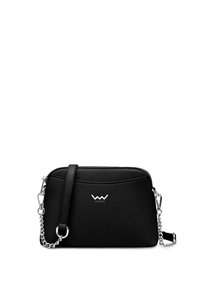 Černá texturovaná syntetická crossbody taška se stříbrným řetízkem, vybavená zipovým uzávěrem a logem VUCH na přední straně.