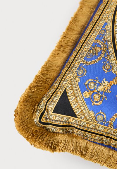 Modro šal z vzorcem in zlatimi resicami na robovih, ki prikazuje zapletene motive v zlati in črni barvi, poudarjajoč razkošje in natančnost v tekstilu.