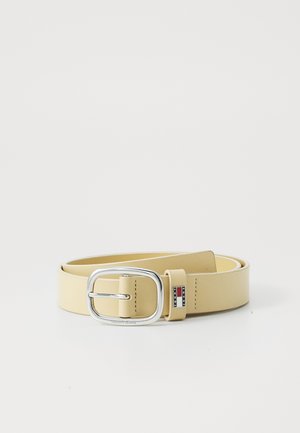 Ceinture en simili cuir jaune avec une boucle en métal argenté et une petite étiquette de marque ornée d'accents rouges et bleus. Texture plate et lisse.