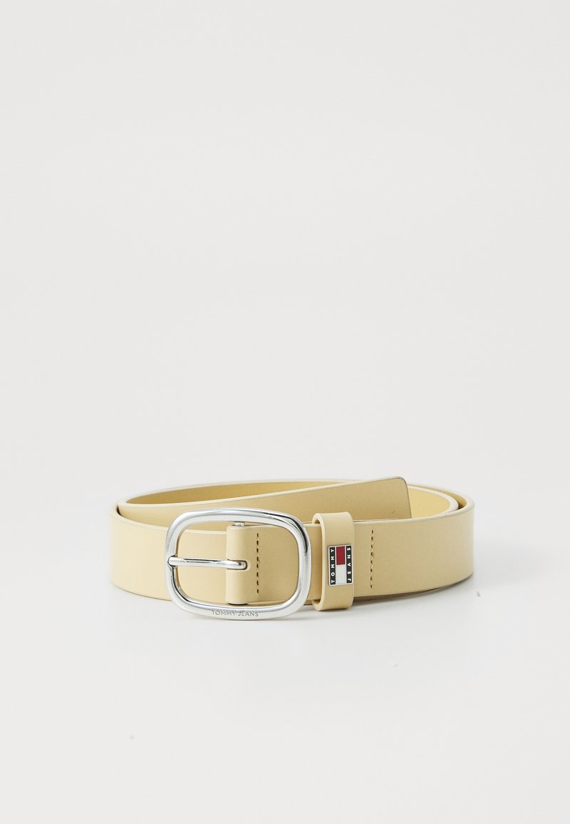 Κίτρινη ψεύτικη δερμάτινη ζώνη με ασημένιο μεταλλικό κύκλωμα και μικρή ετικέτα με λογότυπο που διαθέτει κόκκινες και μπλε λεπτομέρειες. Λείος, απαλός υφή.