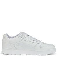 Basket basse en cuir blanc avec fermeture à lacets, col rembourré et semelle en caoutchouc texturée conçue pour un usage décontracté.