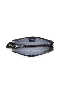 Bolsa con cremallera de tela exterior negra y forro interior estampado. Incluye un acento peludo y dos compartimentos con herrajes de plata.
