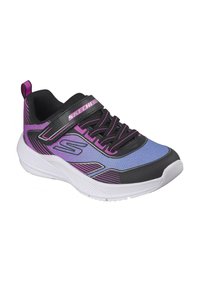 Zapatilla deportiva Skechers con parte superior en negro y morado, malla transpirable, collar acolchado y suela blanca con patrón texturizado.