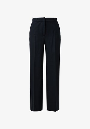 Schwarze, maßgeschneiderte Hosen mit geradem Bein, vorn mit Falten und Gürtelschlaufen, vor weißem Hintergrund präsentiert.