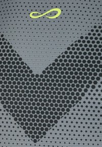 Tela gris con un patrón geométrico que presenta hexágonos y puntos negros, una forma de V invertida, y un pequeño símbolo de infinito de color verde lima en la parte superior.