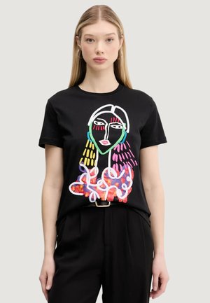 T-shirt nera in cotone con grafica astratta colorata di donna. Maniche corte, colletto rotondo, texture morbida e vestibilità rilassata.