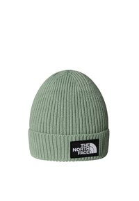 Πλεκτό σκουφάκι σε μέντα πράσινο με ραβδωτή υφή και διπλωμένη μανσέτα. Διαθέτει μαύρο ορθογώνιο πάτς με λογότυπο σε λευκό χρώμα.