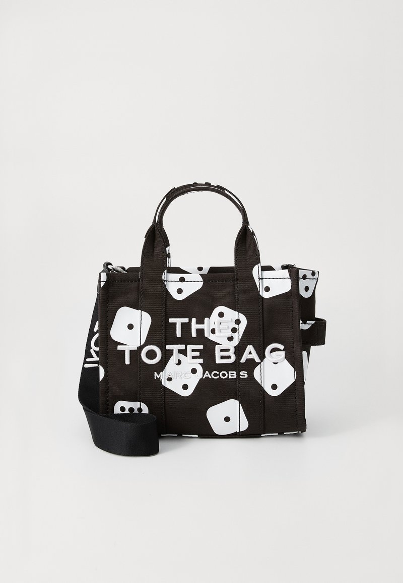 Saco tote preto com um tecido texturizado, apresentando padrões de dados brancos e letras em negrito. Inclui alças duplas e uma alça de ombro removível.