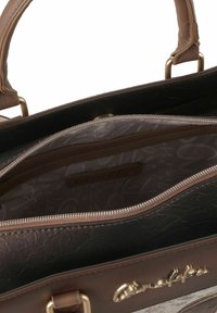 Braune Lederhandtasche mit oberen Griffen, goldfarbenen Beschlägen, Reißverschlussfächern und einem Innenfutter mit Muster sowie einem Logotag.