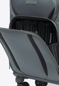 Valise à roulettes grise avec un compartiment zippé, dotée d'une doublure en tissu présentant un motif de piste et d'avion. Matériau en nylon robuste.