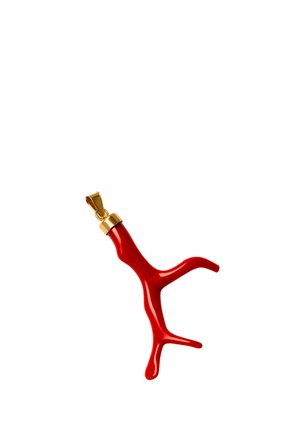 Colgante con forma de coral rojo y una anilla de oro para sujetar al collar, mostrado sobre un fondo blanco.