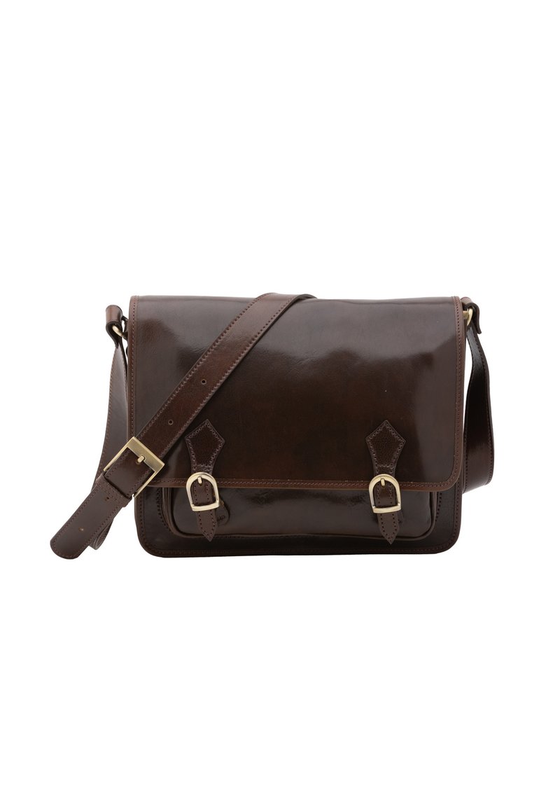 Borsa a tracolla in pelle marrone con finitura lucida, tracolla regolabile, dettagli in fibbia e chiusura a pattina. Forma rettangolare con angoli arrotondati.