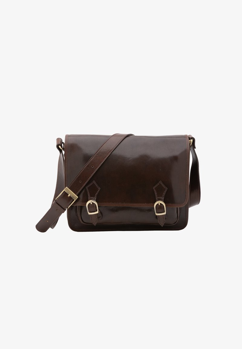 Borsa a tracolla in pelle marrone con finitura lucida, tracolla regolabile, dettagli in fibbia e chiusura a pattina. Forma rettangolare con angoli arrotondati.