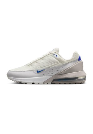 Witte en lichtgrijze Nike-sneaker met blauwe accenten, bovenwerk van mesh, zichtbare luchtkussenzool en lage enkelhoogte.